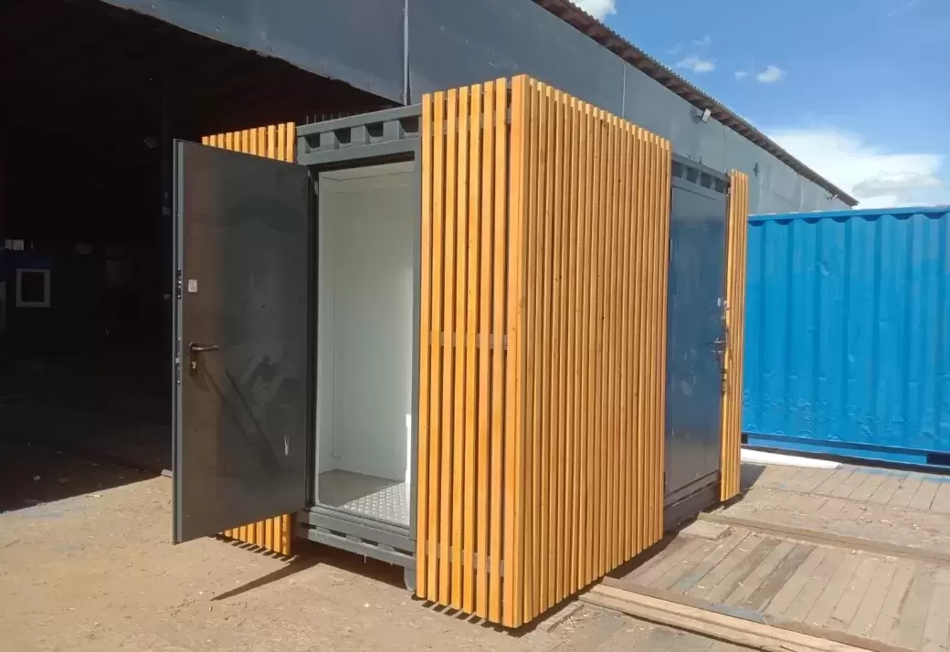 Стильный хозблок на базе 10-футового контейнера