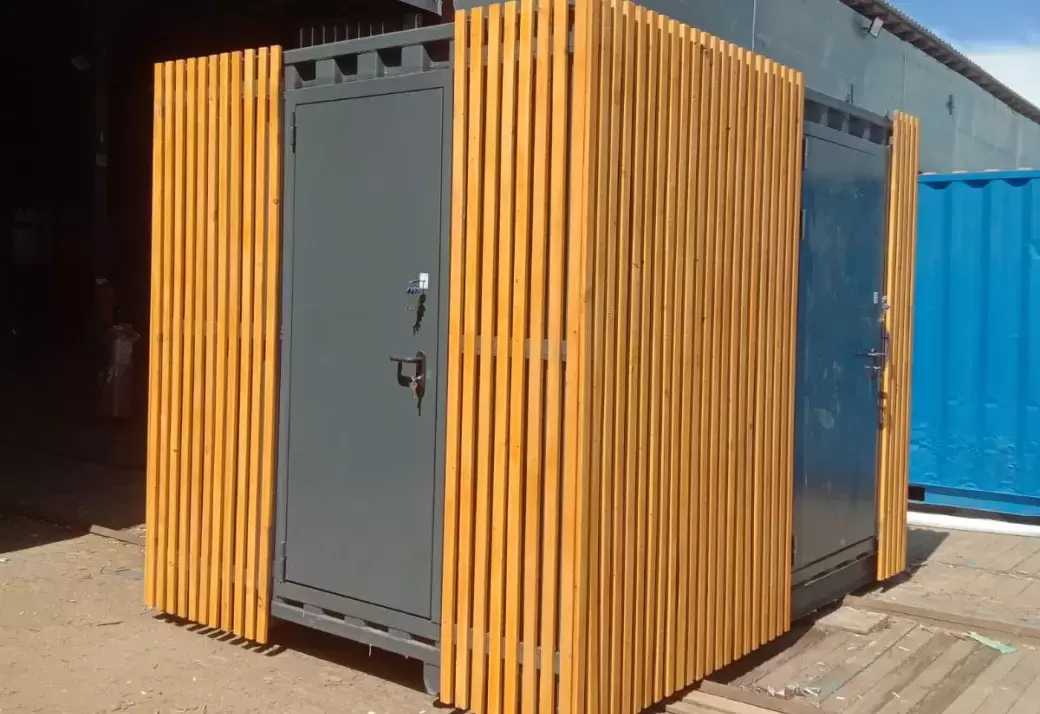 Удобный хозблок на базе 10-футового контейнера