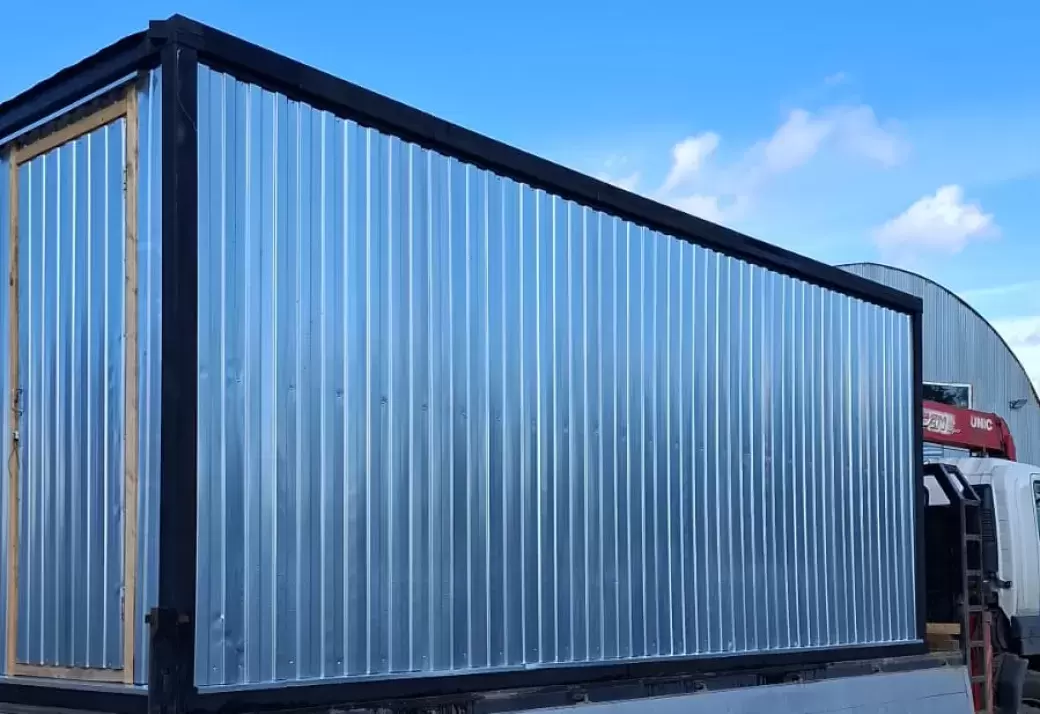 Удобная бытовка из профлиста