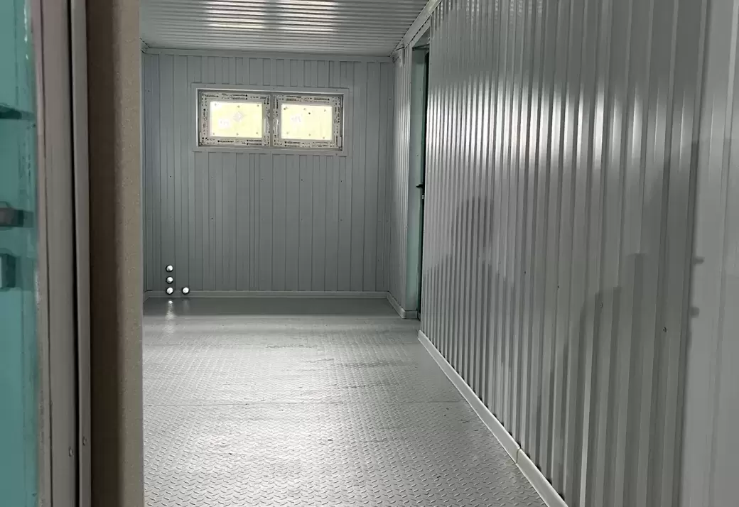 Лаборатория на базе контейнера с окнами