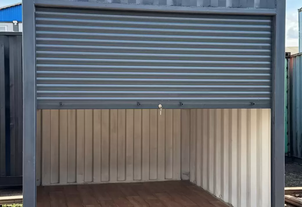 Хозблок с рольставней на базе морского контейнера