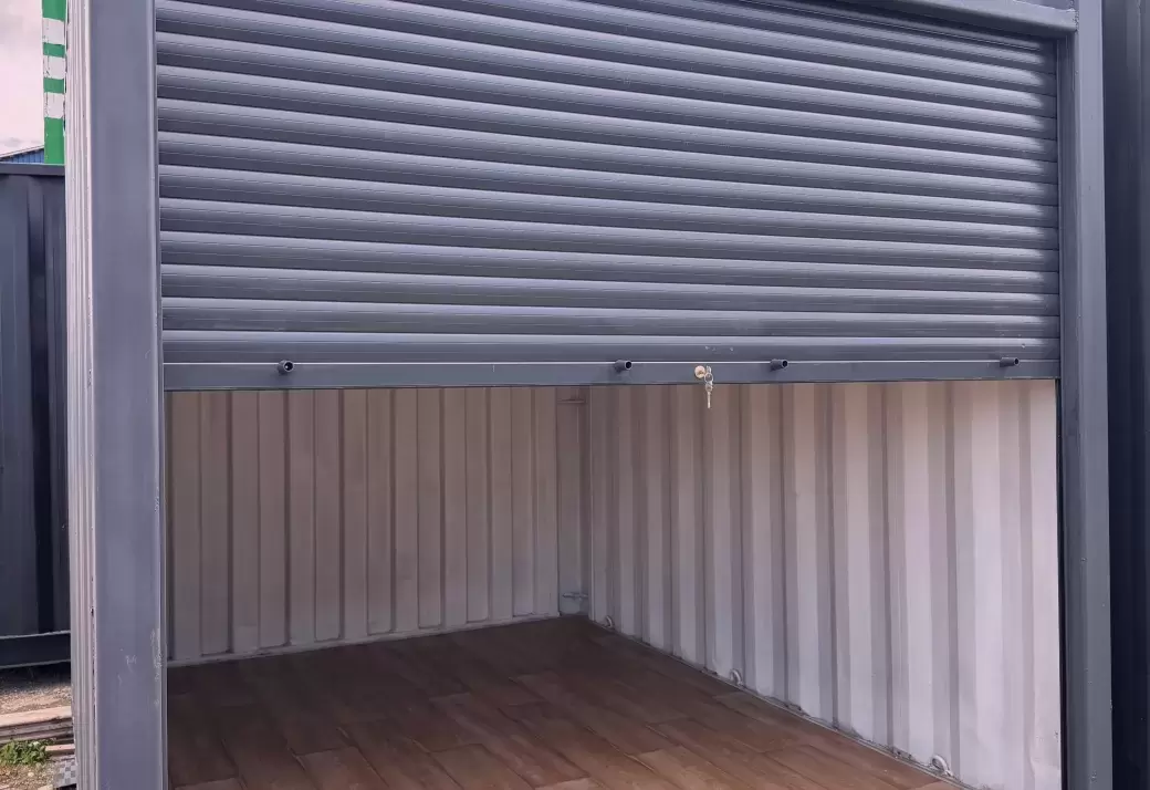 Хозблок Крус с рольставней на базе морского контейнера 20 футов