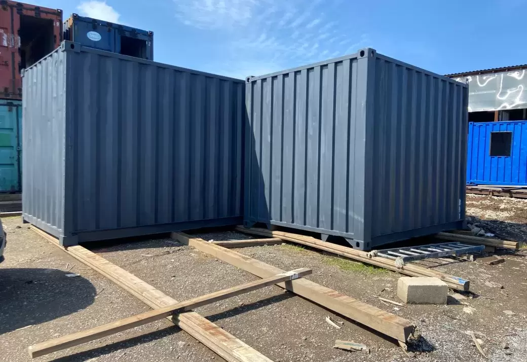 Хозблок Krus с рольставней на базе контейнера 10 футов