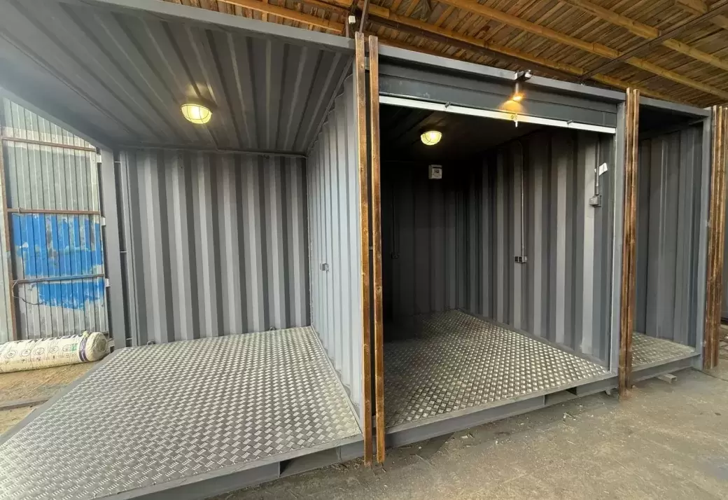 Удобный хозблок на базе контейнера 20 футов с дровницей