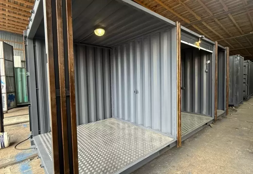 Вместительный хозблок на базе контейнера 20 футов с дровницей