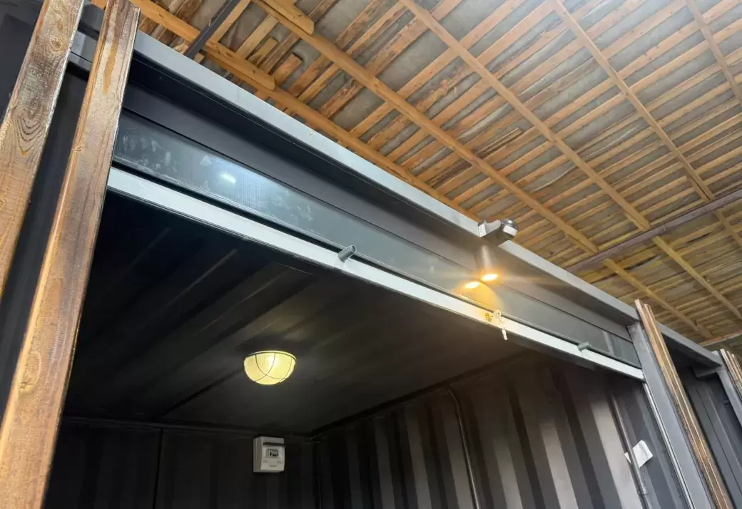 Просторный хозблок на базе контейнера 20 футов с дровницей