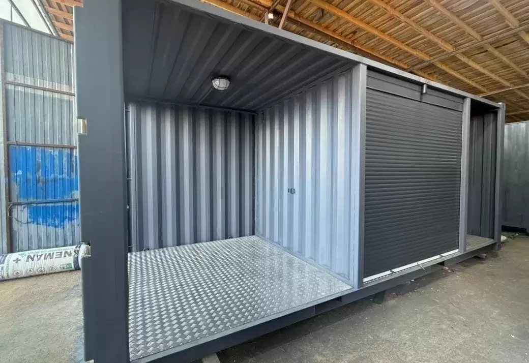 Функциональный хозблок на базе контейнера 20 футов с дровницей