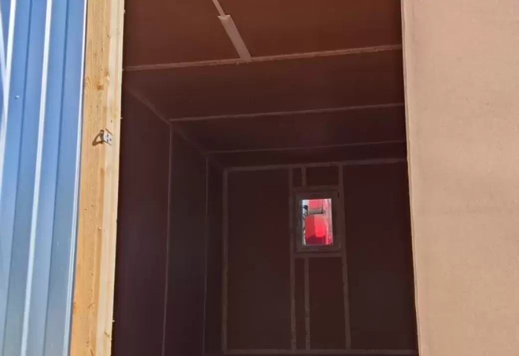 Вместительная бытовка из профлиста